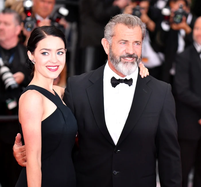 Mel Gibson (61 de ani) şi iubita lui, Rosalind Ross (26 de ani), şi-au oficializat relaţia la ediţia de anul trecut a premiilor Globul de Aur FOTO Hepta