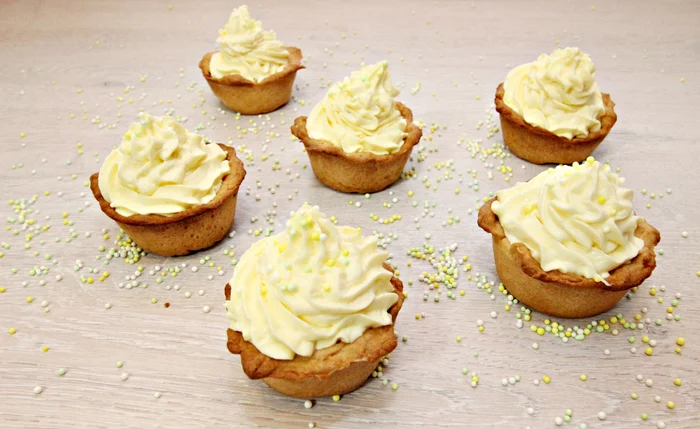 
    Mini tarte cu ananas  