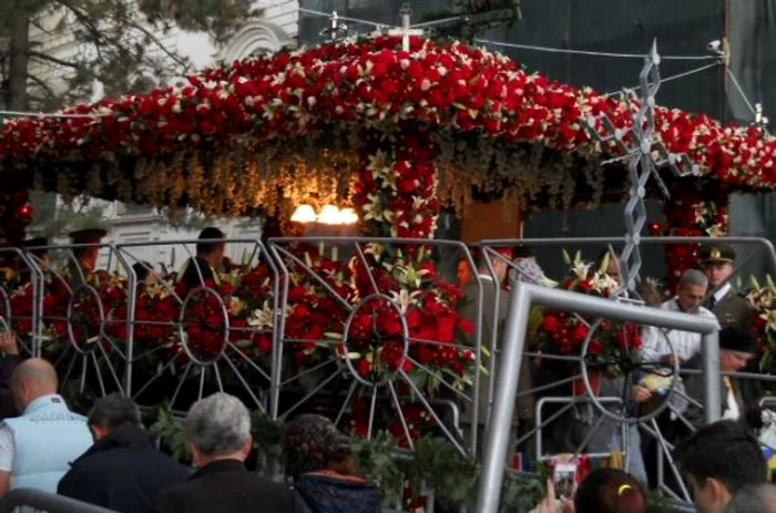 Aşa arată baldachinul de la Sfânta Parascheva împodobit de bucureşteancăfoto: Bzi.ro
