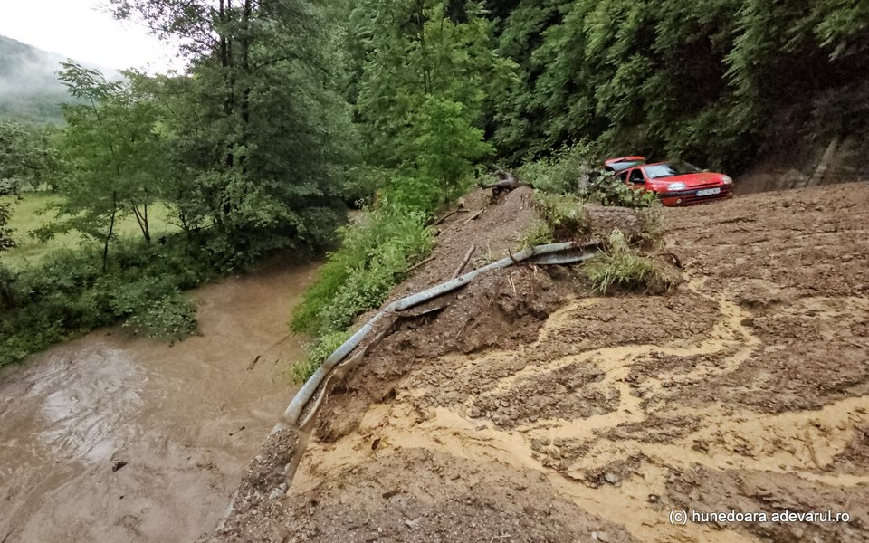 Natura dezlănțuită în satele din Hunedoara. Torenții din văile Cernei au măturat totul în calea lor VIDEO