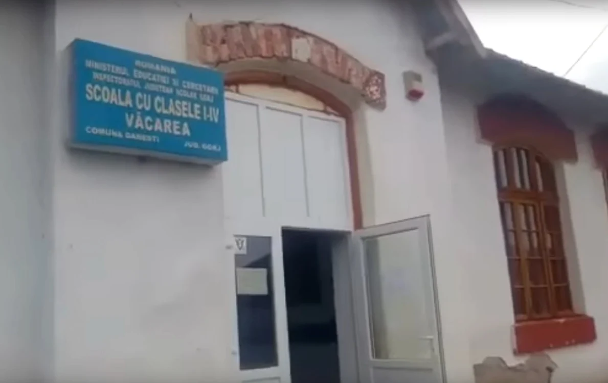 Elevii din clasele primare au fost evacuaţi