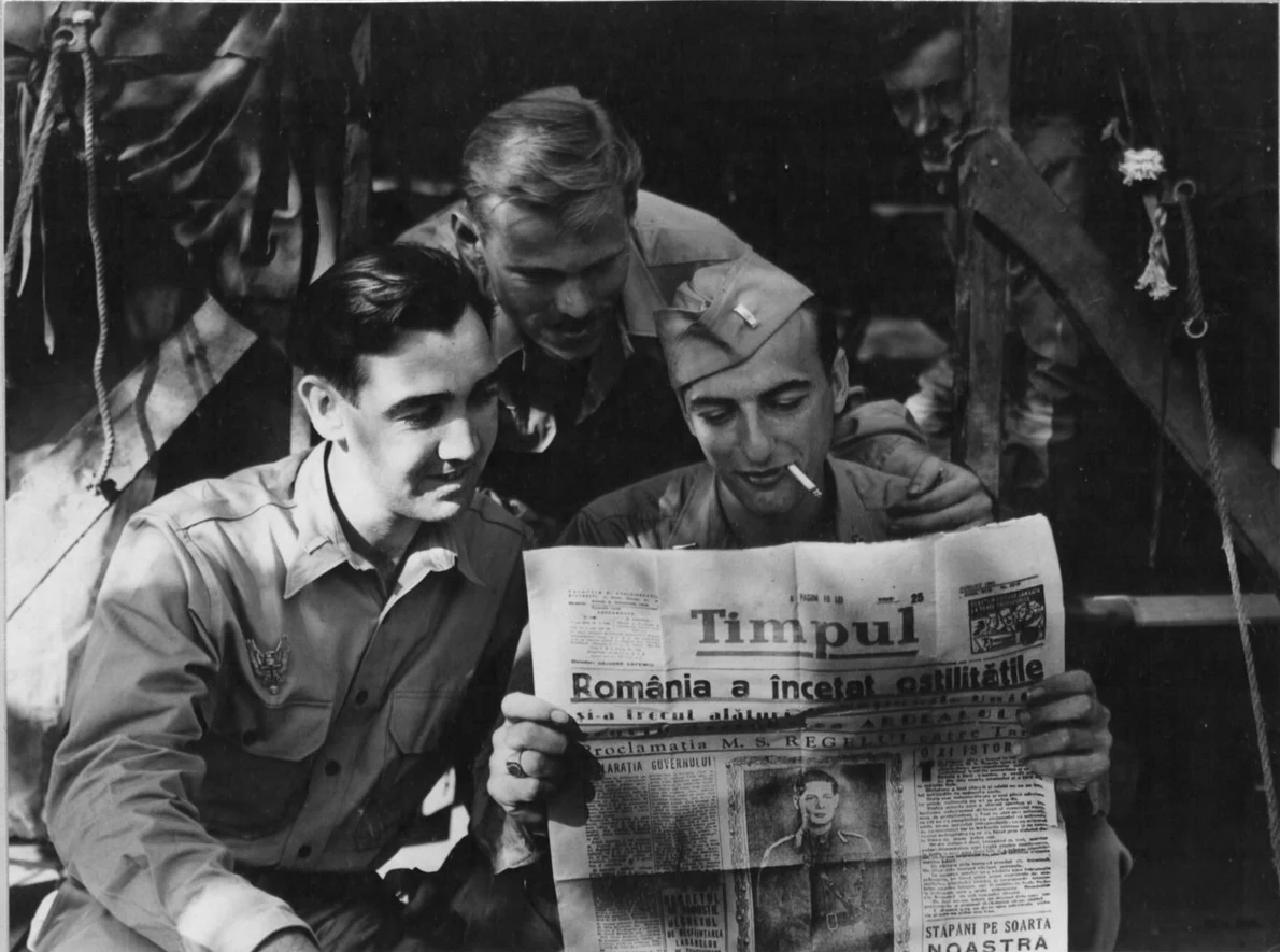 1  Prizonieri americani pozati cu un ziarul romanesc  după 23 august 1944 jpg jpeg