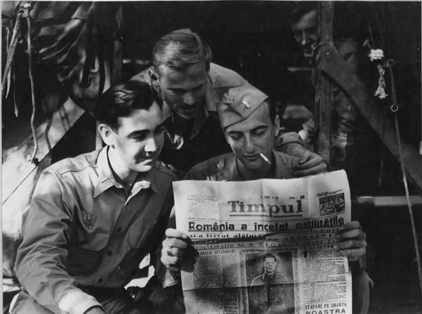 1  Prizonieri americani pozati cu un ziarul romanesc  după 23 august 1944 jpg jpeg