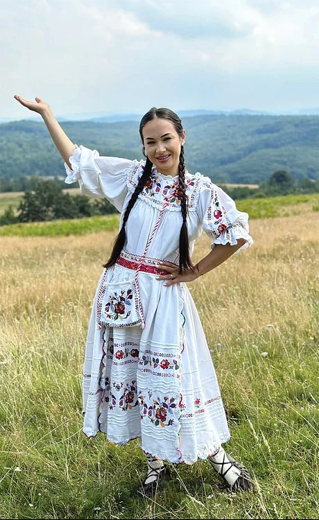 Unul dintre  costumele  populare  ale îndrăgitei  soliste