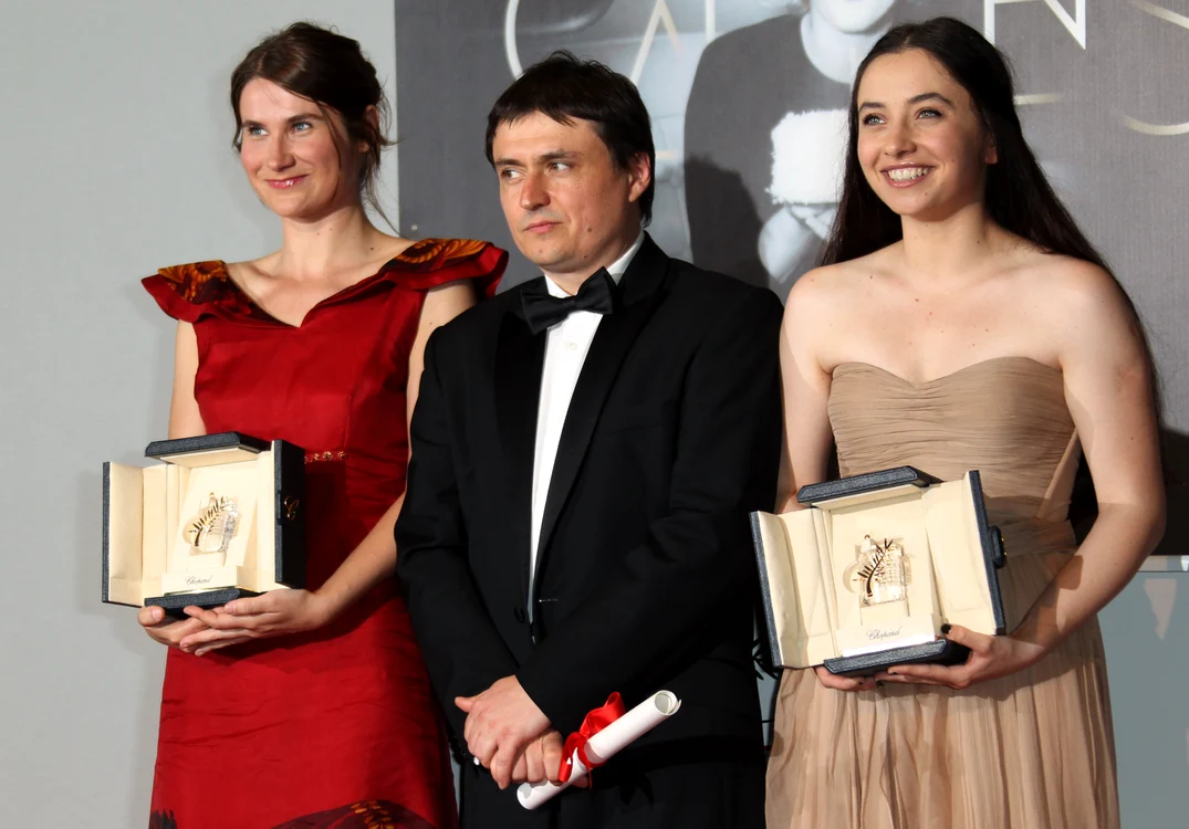 Cristian Mungiu, alături de actrițele Cristina Flutur (stânga) și Cosmina Stratan (dreapta), după succesul cu filmul ”După Dealuri” (2012)