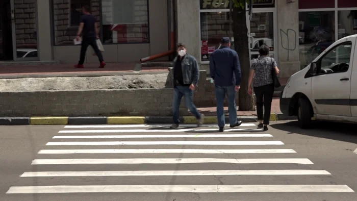Trecerea de pietoni se oprește într-un zidFoto: adevarul.ro