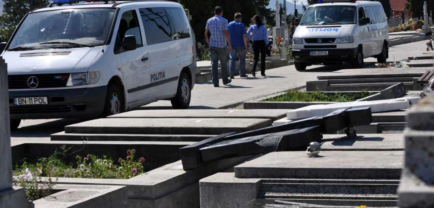 Razie la două cimitire din Bucureşti şi la cinci firme de evaziune fiscală FOTO Mediafax