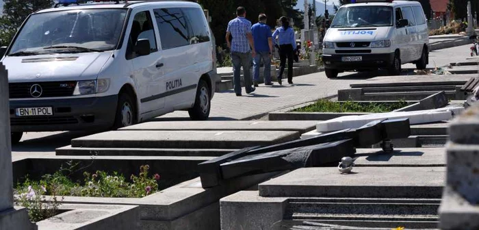 Razie la două cimitire din Bucureşti şi la cinci firme de evaziune fiscală FOTO Mediafax