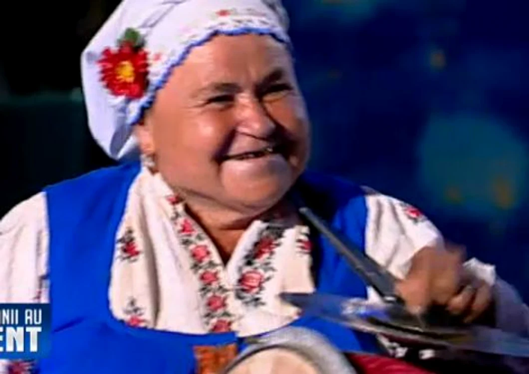 Bunica bate toba (FOTO VOYO)