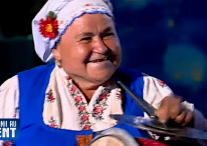 Bunica bate toba (FOTO VOYO)