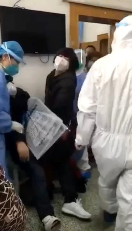 În imagini, se văd oameni leşinaţi pe holuri