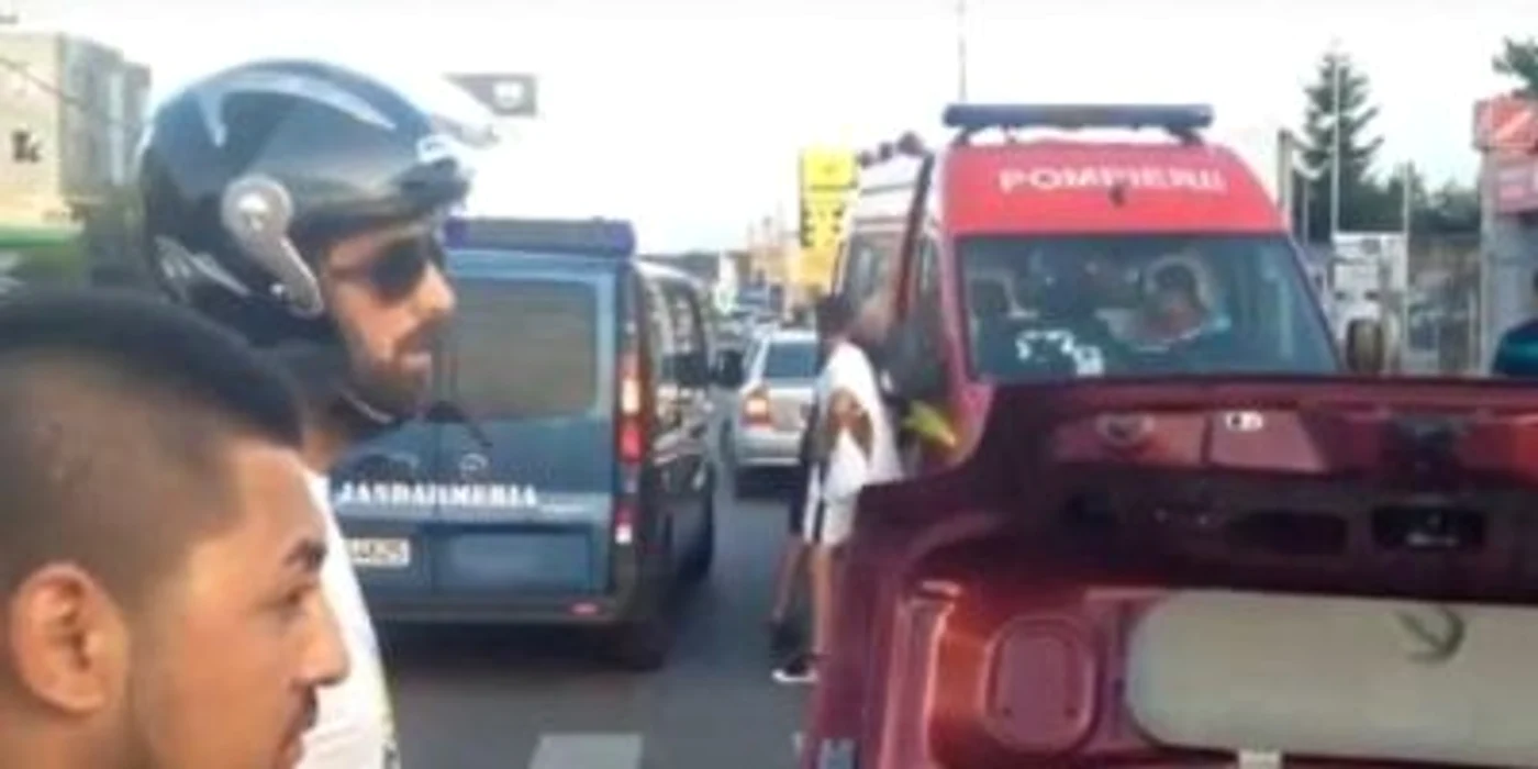Poliţistul (în stânga, cu cască de motociclist) a lucrat mai mulţi ani la Curtea Penală Internaţională de la Haga FOTO: Info Trafic Piteşti