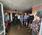 ÎPS Casian Crăciun a mers să ajute sinistrații din localitățile inundate FOTO: EDJ