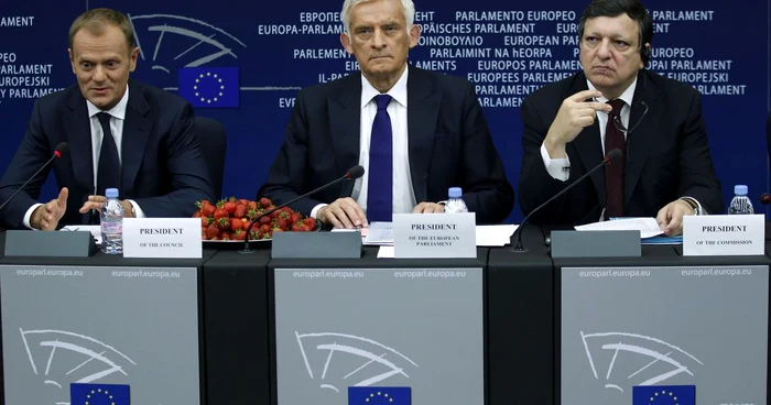 Premierul polonez, Donald Tusk, alături de președintele Parlamentului European, Jerzy Buzek, și de președintele Comisiei Europene, Jose Manuel Durao Barroso, în timpul ceremoniei de preluare a președinției UE de către Polonia.