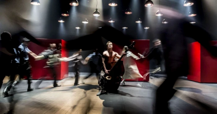 Scenă din spectacolul "Cheek" de Jowl_Peter Rykov & Company FOTO: Johan Persson