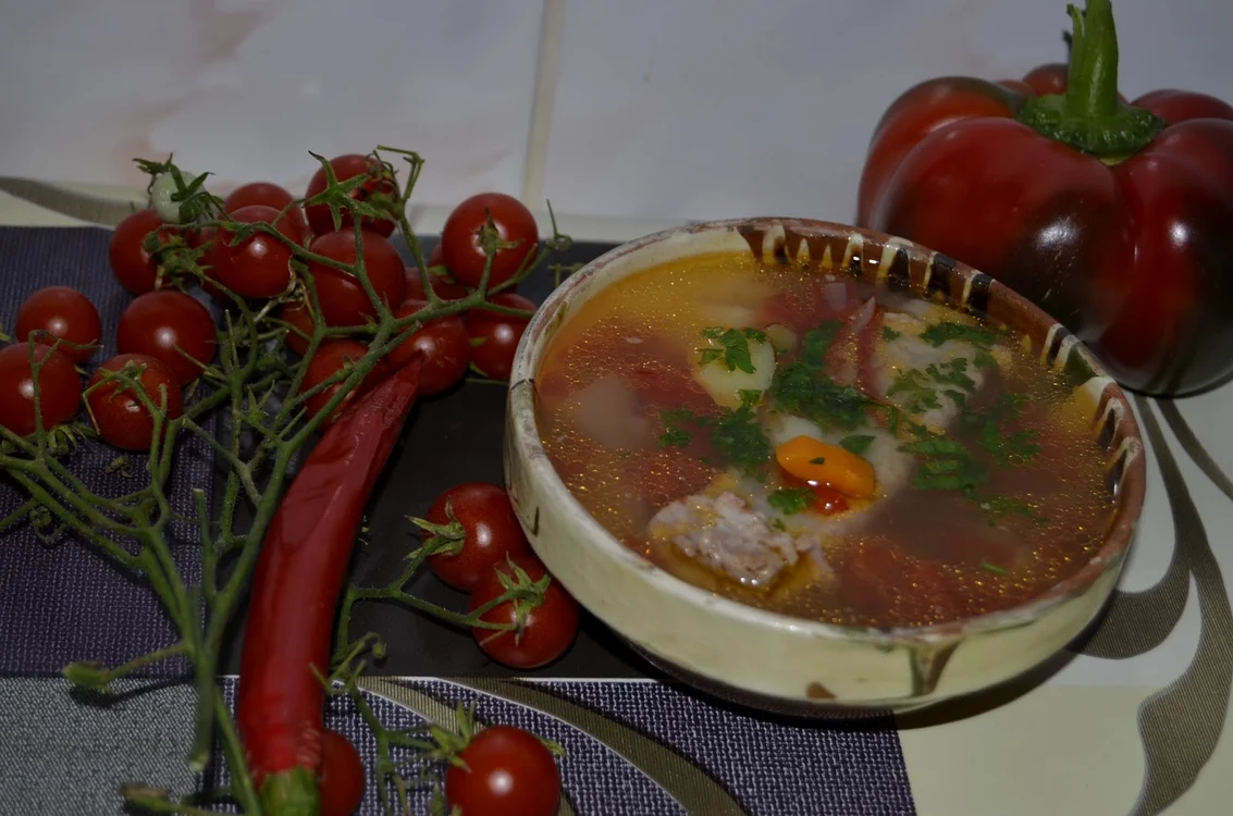 
    Ciorbă cu costiţă de porc  