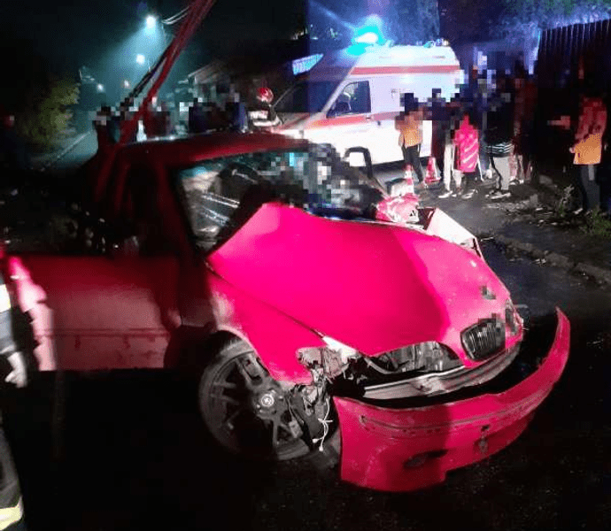 Un tânăr cu BMW a făcut prăpăd la Giurgiu. Șoferul și o minoră au rămas încarcerați