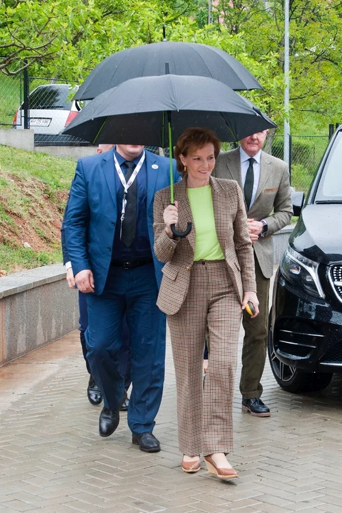 Pe o ploaie de primăvară, cuplul regal român a sosit la Mehedinți. FOTO: Casa Majestății Sale