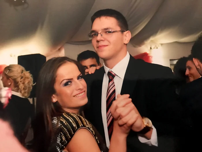 Victor Dăncilă are acum 29 de ani și este căsătorit cu Elena, din martie 2016