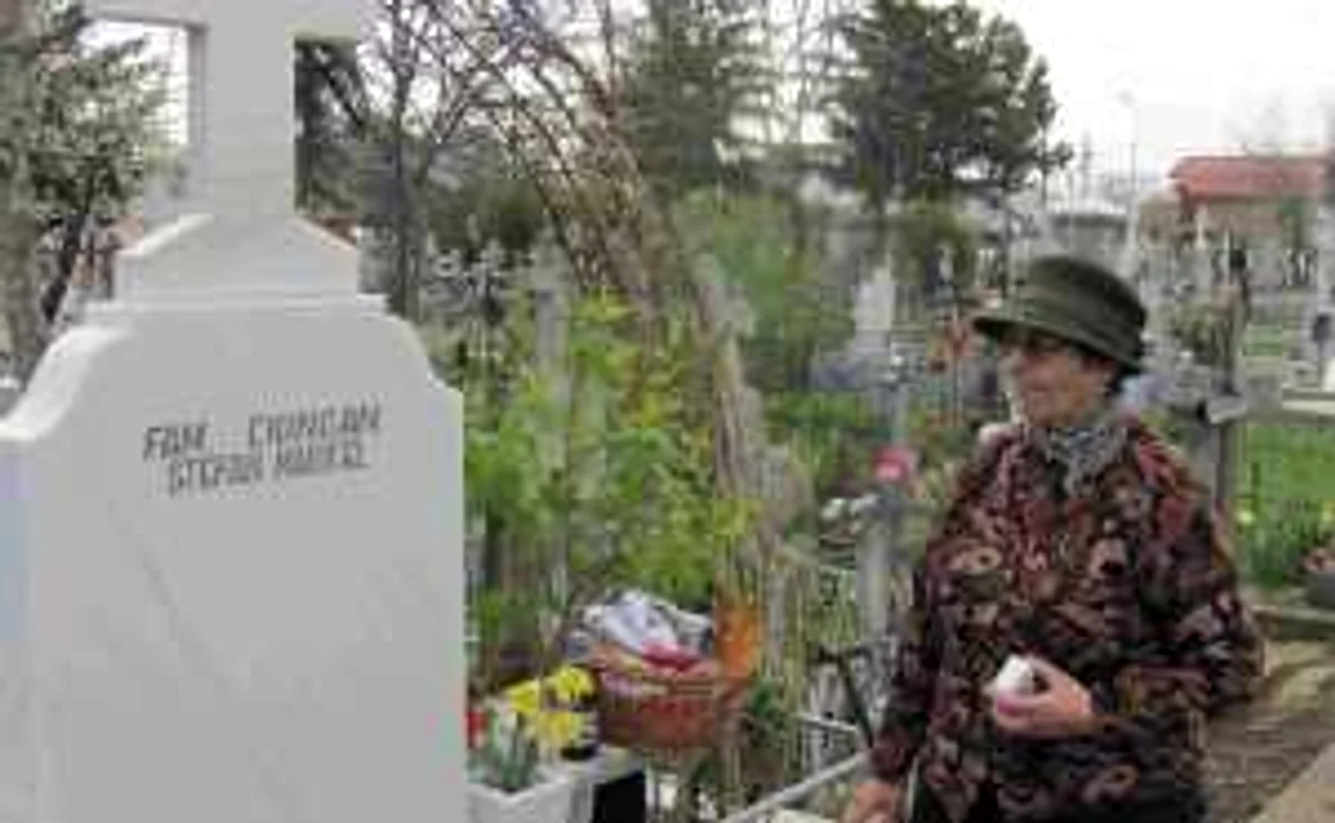 Leonia Ciungan a venit astăzi la cimitir să-i pomenească pe cei dragi