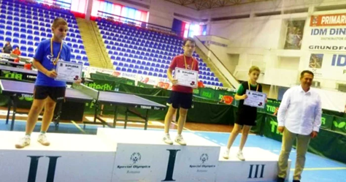 Eduard Ionescu (stânga) şi Bogdan Poteraş (dreapta) au cucerit medaliile de argint, respectiv bronz, la proba individual băieţi