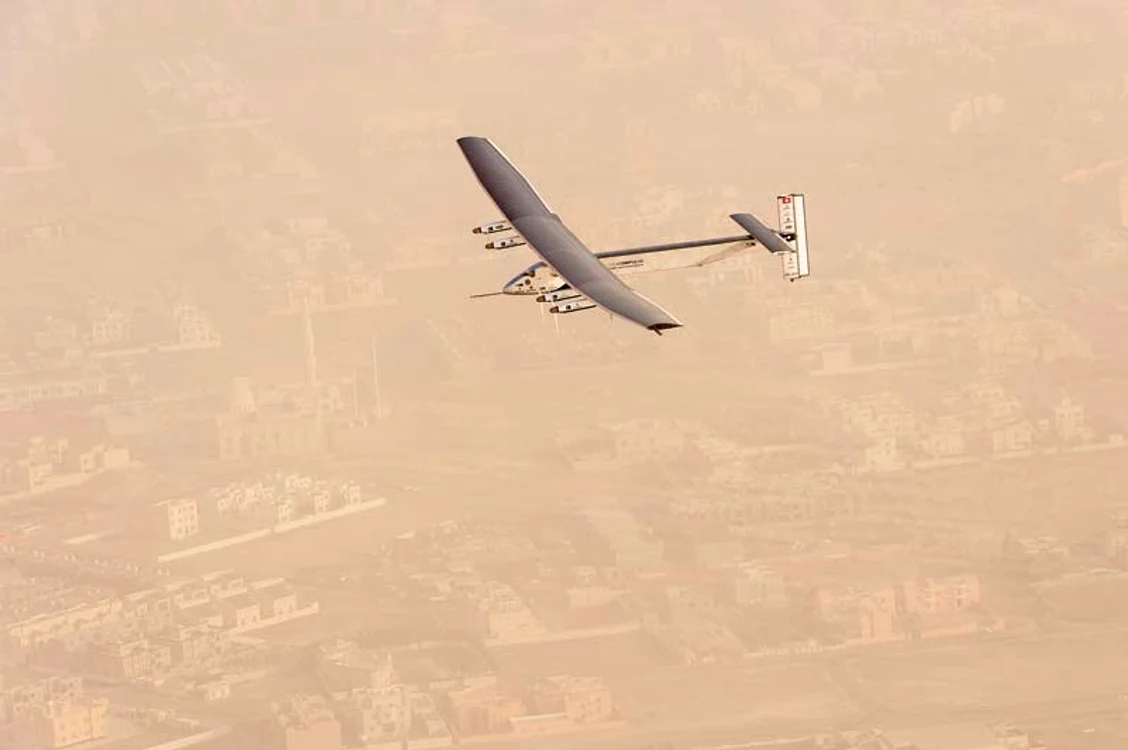 
    Piloţii Andre Borschberg şi Bertrand Piccard vor zbura 35.000 de kilometri în cinci luni cu un avion solarFoto: Photoland/Wenn/Ap/Afp  