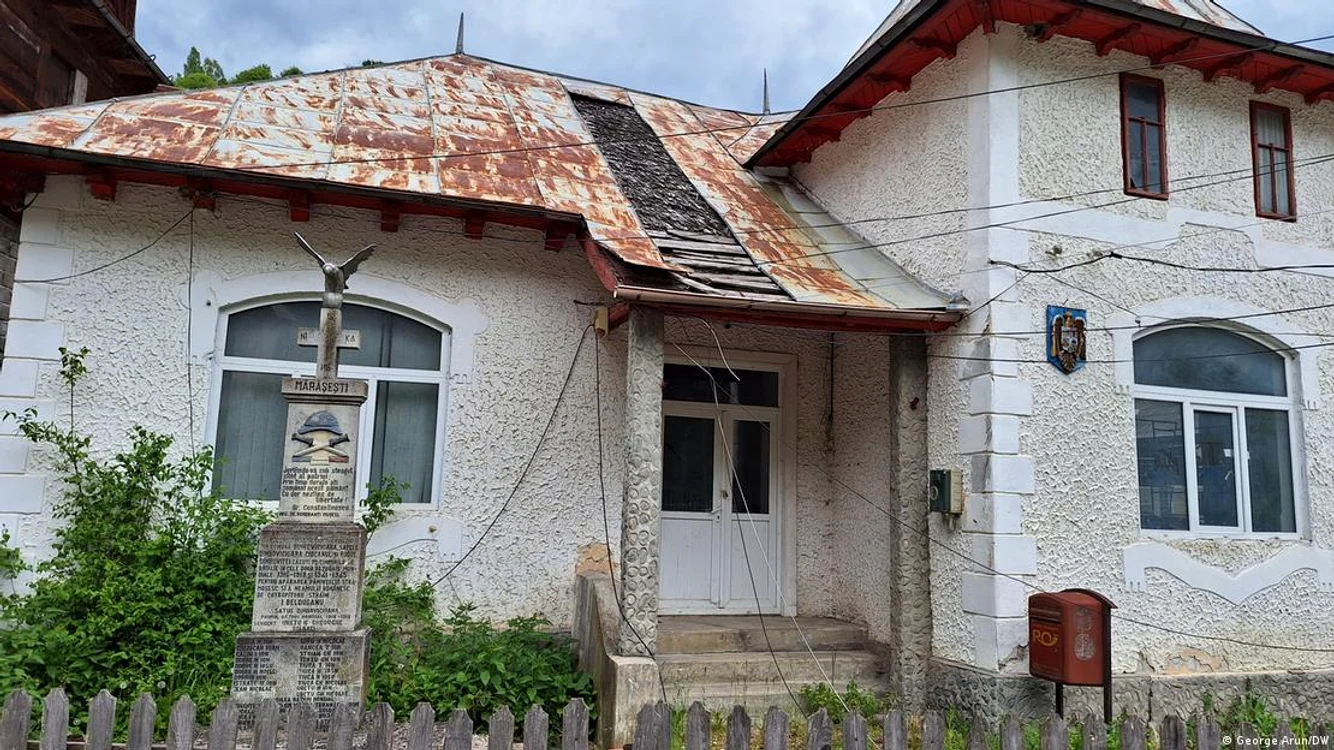 Fosta primărie din Dâmbovicioara şi monumentul celor căzuţi în Primul Război Mondial