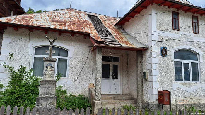Fosta primărie din Dâmbovicioara şi monumentul celor căzuţi în Primul Război Mondial