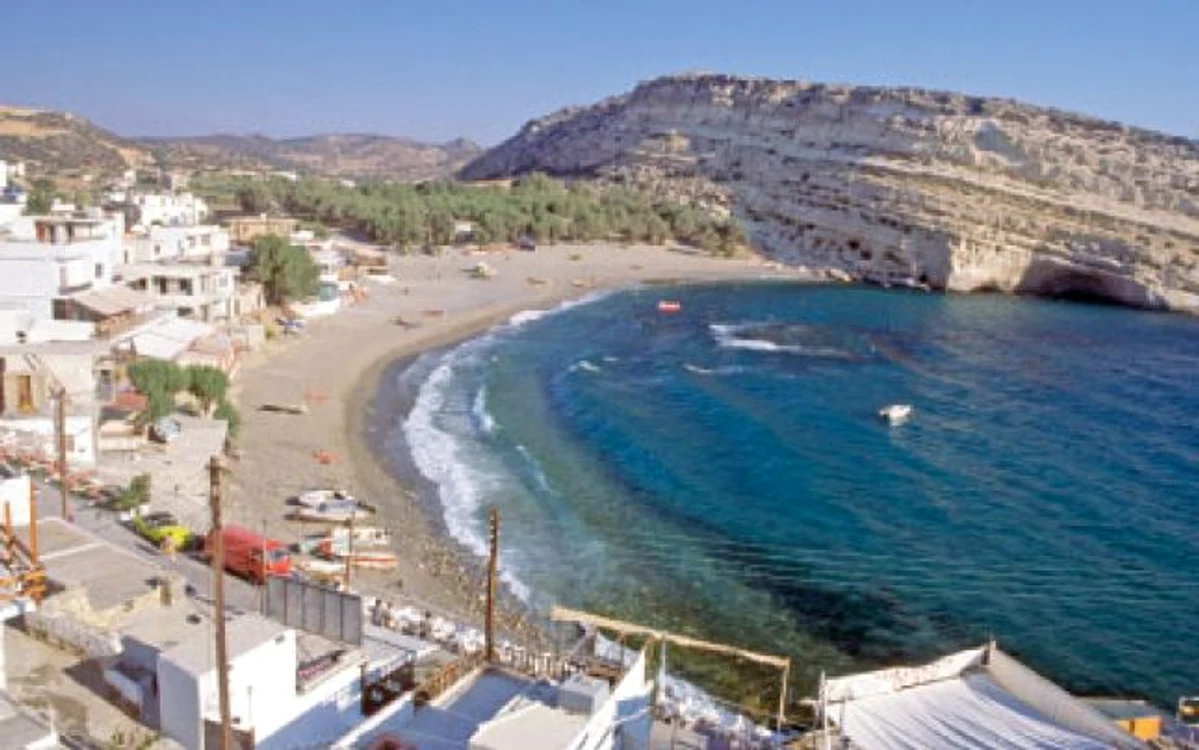 Plaja din Matala, un sătuc aflat la 75 de kilometri de Heraklion, renumit pentru grotele săpate în Neolitic
