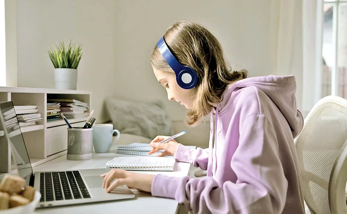 
    Elevii au făcut cursuri online din  martie și până vineri, 12 iunie,  când s-a terminat anul școlar  