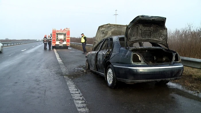 Un autoturism de lux a luat foc pe autostrada Bucureşti-Piteşti FOTO Laurenţiu Ionescu