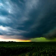 Cerul a capatat o nuanta de verde în timpul unei furtuni din sua Foto Twitter Alex Resel