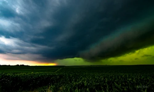 Cerul a capatat o nuanta de verde în timpul unei furtuni din sua Foto Twitter Alex Resel