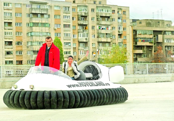 
    Reporterii Click! au fost primii care au încercat “barca zburătoare”  