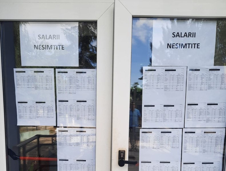 O nouă zi de proteste. Grefierii din mai multe județe refuză să lucreze. Angajații de la Apele Române și-au pus salariile „nesimțite” pe uși