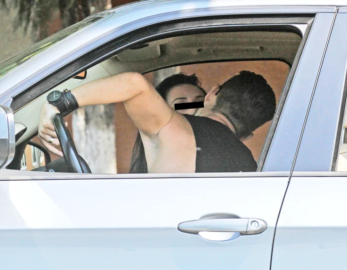 Fotoreporterii Click! l-au surprins în iulie 2014 pe Mihai Chițu cu o amantă, o femeie brunetă. De atunci, solistul a renunțat la familiefoto: Click!