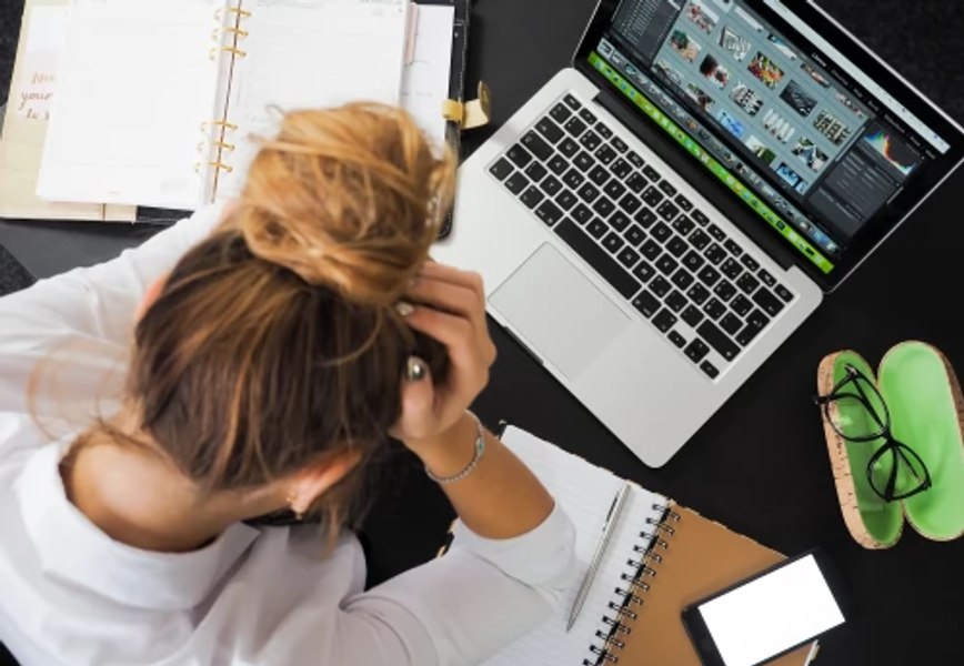 Românii, printre cei mai stresați europeni. Stau mult la birou și au productivitate scăzută