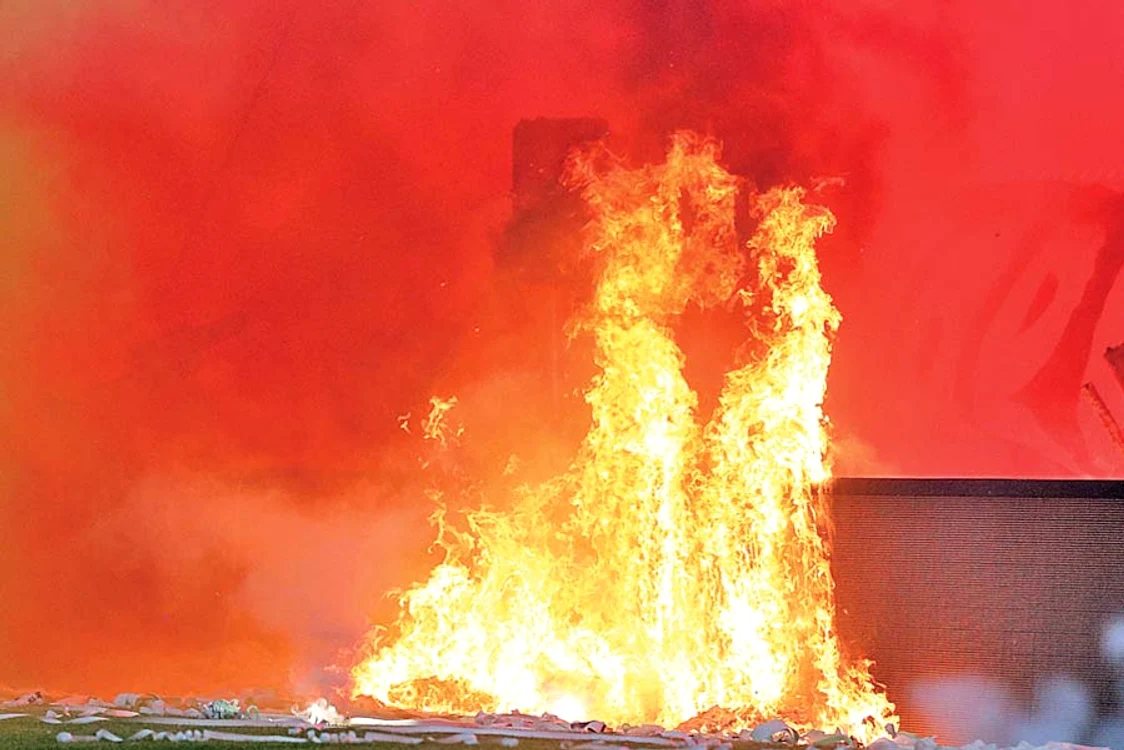 Jocul a fost oprit de două ori, lângă Moţi şi Luchin aterizând pe gazon torţe şi fumigene (Fotografii: sportal.bg)