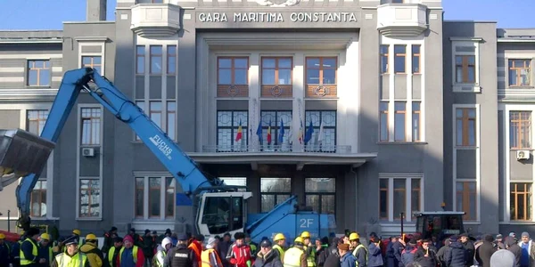 Proteste în Portul Constanţa în faţa Administraţiei portuare APC - sindicalişti şi operatori portuari Foto S.I.