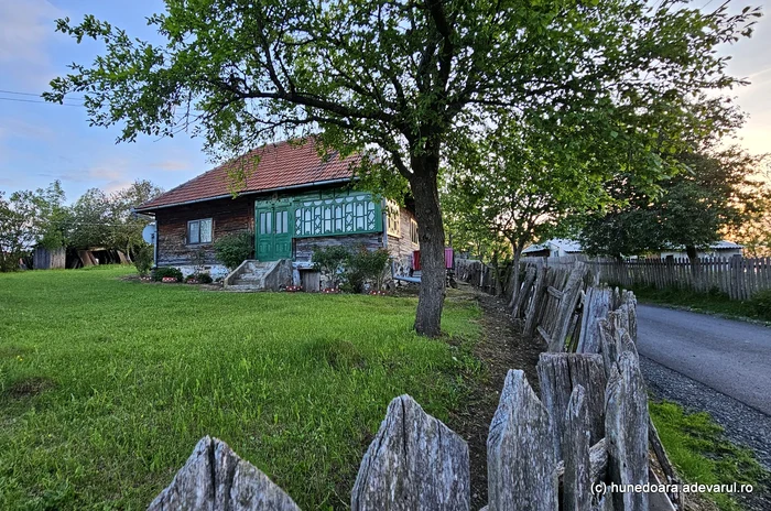 Casă din comuna Bătrâna. Foto: Daniel Guță. ADEVĂRUL