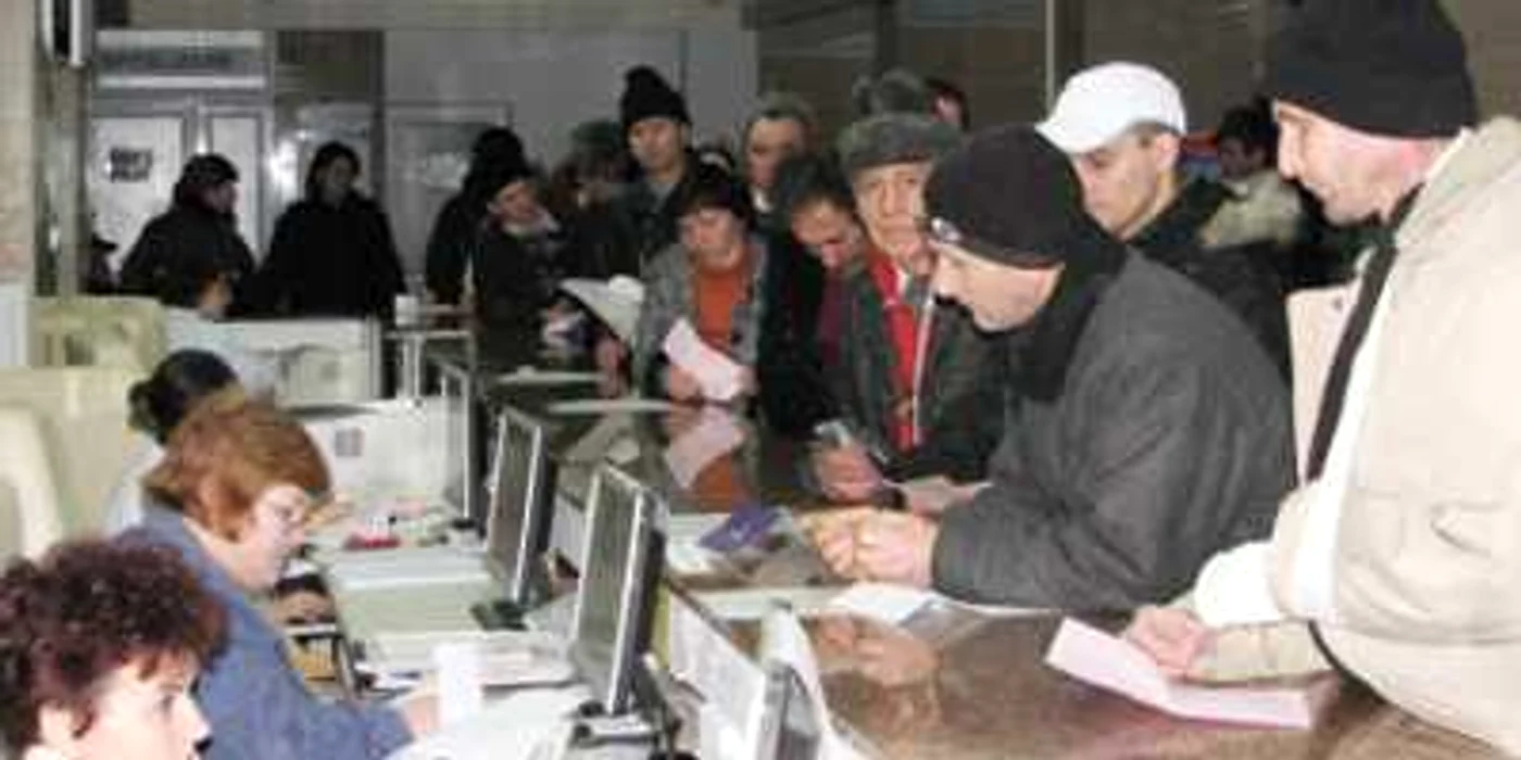 Botoşănenii au făcut coadă ieri dimineaţă la recepţia Spitalului Judeţean pentru a se vaccina antigripal