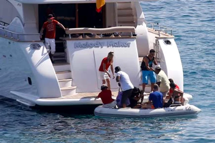 Cei doi porumbei  au petrecut pe iaht  împreună cu o gaşcă  numeroasă de prieteni