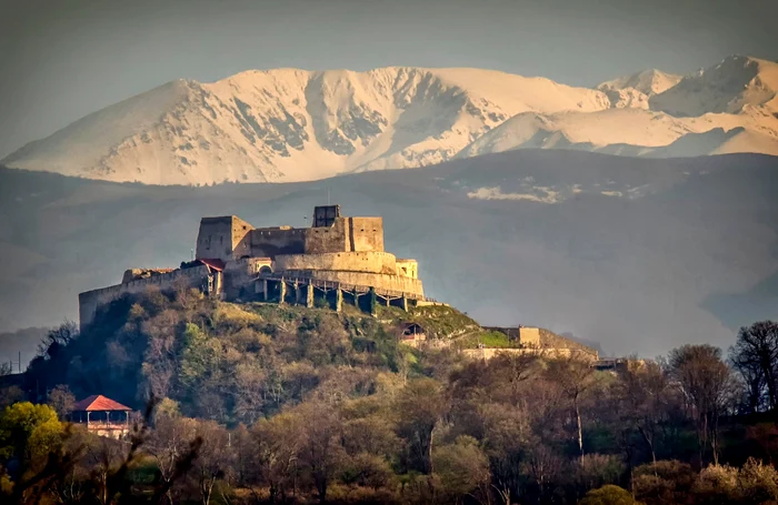 Cetatea Devei și Munții Parâng. Foto: Claudiu Nelega