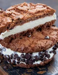 Sendvisuri cu biscuiti cu fulgi de ciocolata si inghetata de vanilie  Sursa foto shutterstock 712522624 jpg