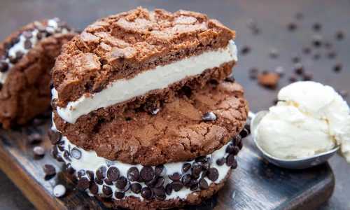 Sendvisuri cu biscuiti cu fulgi de ciocolata si inghetata de vanilie  Sursa foto shutterstock 712522624 jpg