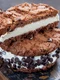 Sendvisuri cu biscuiti cu fulgi de ciocolata si inghetata de vanilie  Sursa foto shutterstock 712522624 jpg
