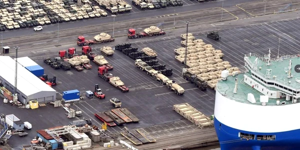 SUA a trimis zeci de blindate Bradley, sisteme Avenger și vehicule Stryker în Germania, urmând să ajungă în Ucraina FOto Twitter jpg