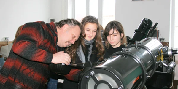 Elevii de la „Petru Rareş“ au testat telescopul primit