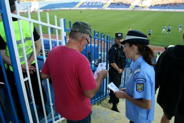 Jandarmii asigură ordinea pe stadion