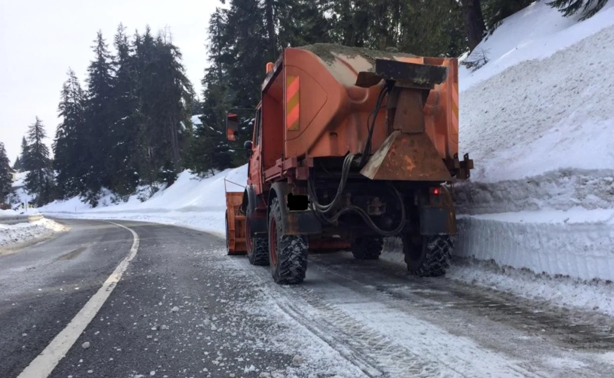 
    Un angajat al unei firme de deszăpezire din Brașov a murit călcat de un utilajFoto: ziare.com  